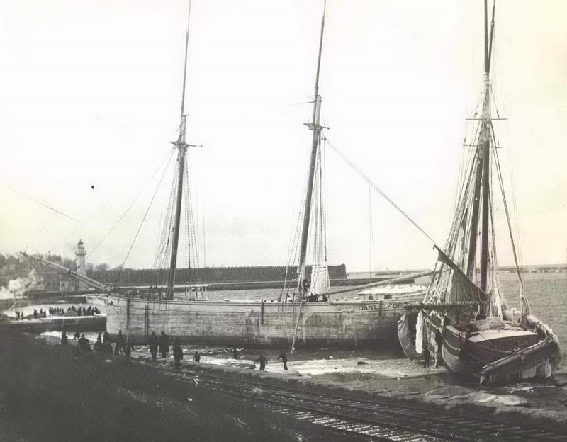 D. G. Fort aground and schoone
