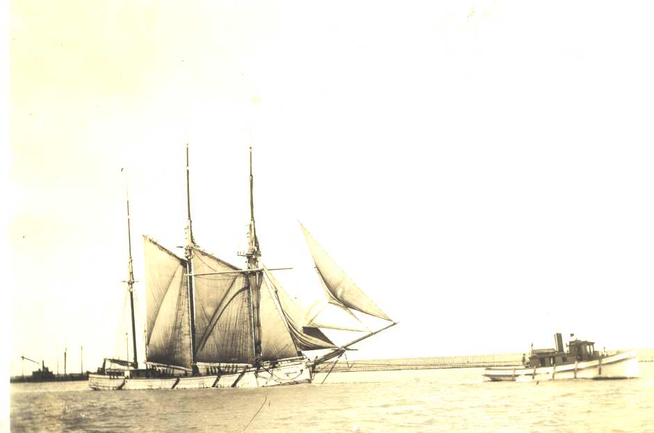 schooner St. Louis and tug Joh