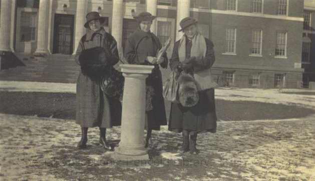 ONS Students in front of Sheldon Hall